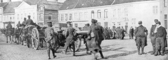 Britse paardgetrokken artillerie in een Belgisch dorp, augustus 1914