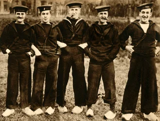 Britse matrozen met Nederlandse klompen, Eerste Wereldoorlog, 1914-1918, 1933