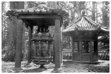 Bronzen lantaarn uit Korea en kandelaar uit Nederland, Japan, 1904