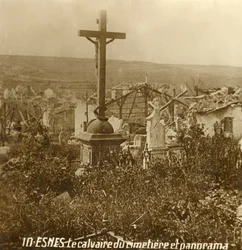 Calvarie op de begraafplaats van Esnes, Noord-Frankrijk, ca 1914-ca 1918