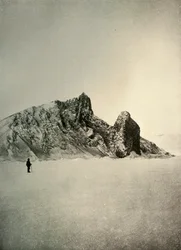 Kaap Barne. De pilaar op de voorgrond is vulkanisch, ca. 1908, 1909