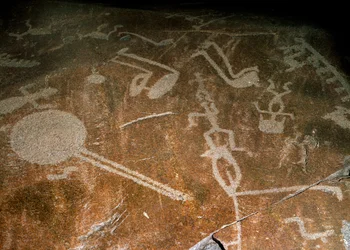 Gehouwen Petroglyfen Mensen, herten, elanden, vogels, laarzen en cirkels, 4e-3e millennium v.Chr.