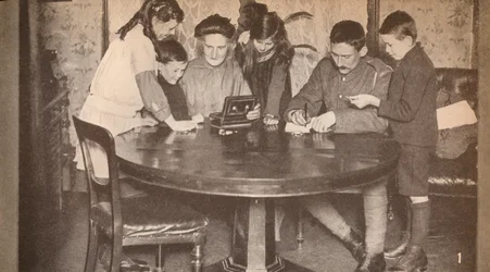 Kinderen legen hun spaarpotten om te investeren in oorlogslening, ca. 1917, 1935