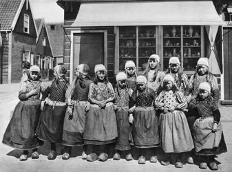 Kinderen in nationale klederdracht, Marken, Nederland, circa 1934