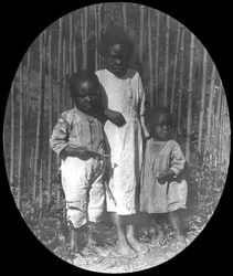 Kinderen nabij Petrópolis, Brazilië, eind 19e of begin 20e eeuw