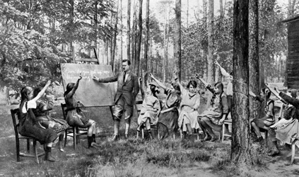 Kinderen die Engelse lessen volgen in het Charlottenburgse bos, Berlijn, Duitsland, 1922