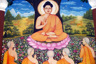 Chua Tu Quang boeddhistische tempel. Shakyamuni Boeddha predikt de leer - het wiel van de wet - aan zijn vijf discipelen. Vung Tau. Vietnam