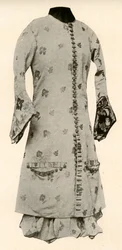 Jas en volledige kniebroek van buff brokaat met bloemen en bladeren, c1670, 1937