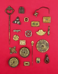 Collectie van Angelsaksische en Keltische sieraden inclusief vergulde bronzen mounts, schotel- en kruisvormige broches en een Merovingische hanger, variërend van de 1e tot de 7e eeuw n.Chr.