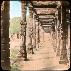 Colonnade, Delhi, India, eind 19e of begin 20e eeuw