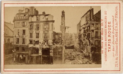 Commune van Parijs (1871): opening van de warenhuizen van het Carpet Rouge, een reclamekaart die het gebouw een jaar eerder toont, in puin tijdens de Commune