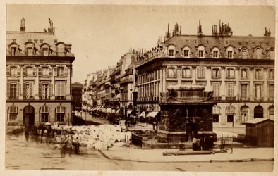Commune van Parijs (1871) gezien vanaf Place Vendome met de verwoeste kolom