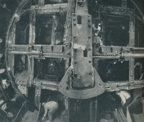 Compound Greathead Shield vernietigt een barrière tussen twee landen, ca. 1935