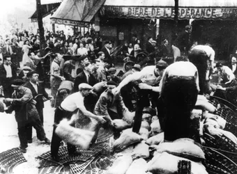 Een barricade bouwen, Parijs, 1944