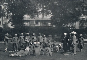 Herstellende Indiase Soldaten Spelen Quoits op de Oostelijke Grasvelden