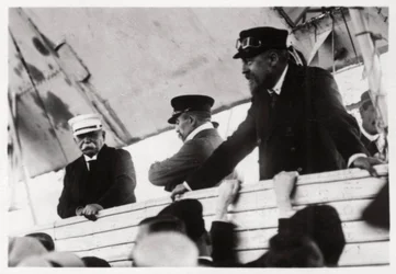 Graaf Zeppelin en Dr. Eckener in een Zeppelin gondel, Schwaben, Duitsland, ca. 1908-1917, 1933