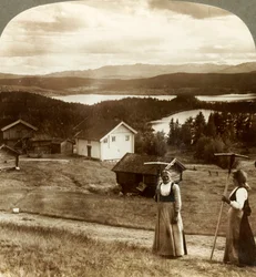 Plattelandsmeisjes in hooitiijd - over de Bolkesjo en Folsjo meren naar de Himingen bergen, Noorwegen, c1905