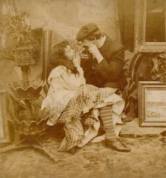 Koppel dat een sigaret van elkaar aansteekt, 1900