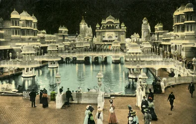 Erehof bij nacht, Kroningstentoonstelling, Londen, 1911.