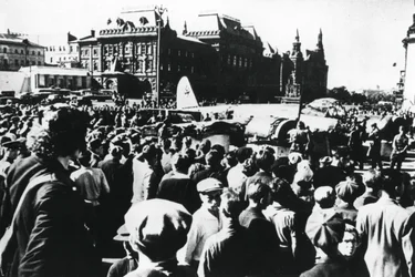 Mensenmassa rond een neergestorte Duitse bommenwerper tentoongesteld op Sverdlovplein, Moskou, 1941