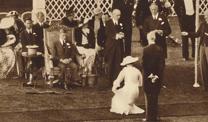 Buiging voor haar koning, 1937
