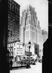 Het 40 verdiepingen hoge gebouw van de Standard Oil Company en rechts in beeld het douanekantoor, New York