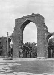 Delhi. Poort van de Kutub Moskee, ca. 1910