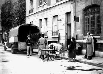 Levering van meubels in beslag genomen van Joden aan slachtoffers van RAF-bombardementen, Parijs, april 1942