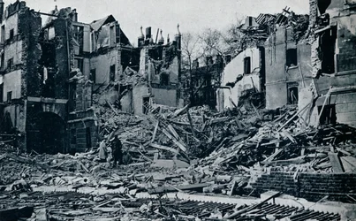 Verwoeste gebouwen, vanuit de binnentuin van de Tempel, 1941