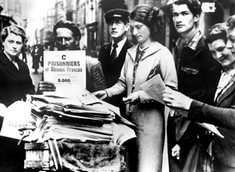 Distributie van de eerste officiële lijsten van gewonde en gevangengenomen Fransen, Parijs, 25 juli 1940