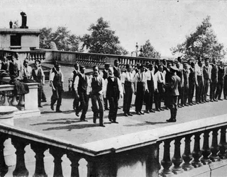 Rekruten oefenen op het dak van Somerset House, Londen, 1914