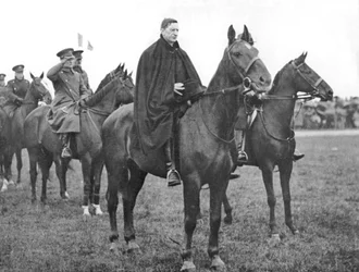 Eamon De Valera bij een mars van troepen van de Ierse Vrijstaat, Dublin, ca. 1934-1935