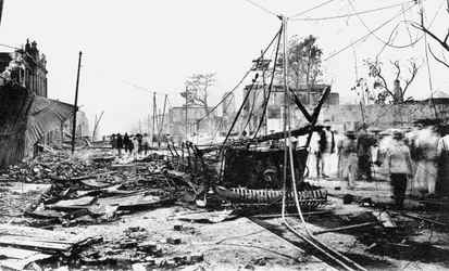 Aardbevingsschade en een uitgebrande auto, King Street, Kingston, Jamaica, 1907