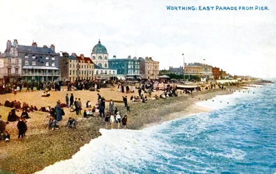 East Parade vanaf de pier, Worthing, Sussex
