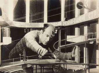 El Lissitzky werkt aan een decorontwerp, Meyerhold Theater, 1929