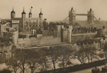 Versterkte Wallen van de Tower of London Gezien Laag op Laag vanaf de Hoge Pakhuizen van Tower Hill