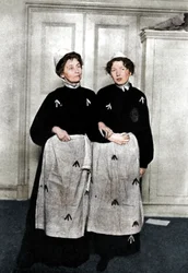 Emmeline en Christabel Pankhurst, Engelse suffragettes, in gevangeniskleding, 1908