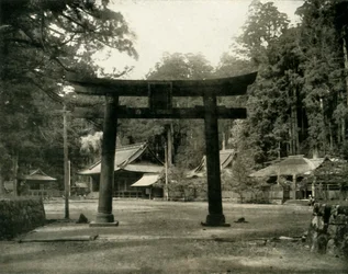 Ingang van een Shinto-tempel, in het Nikko-district van Japan, 1936