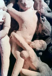 Erotisch beeldhouwwerk, Khajuraho, India. c950-1050