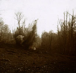 Explosie van granaat afgevuurd door een tank, ca. 1914-1918