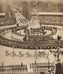 Fanfare van trompetten, roffel van trommels, 12 mei 1937