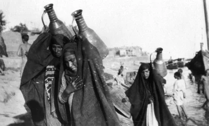 Vrouwelijke waterdragers, Amarah, Irak, 1917-1919