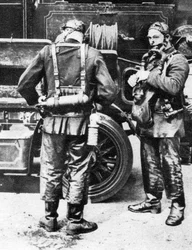 Brandweerlieden trekken rookhelmen aan, Farringdon Street rubberfabriek, Londen, 1926-1927