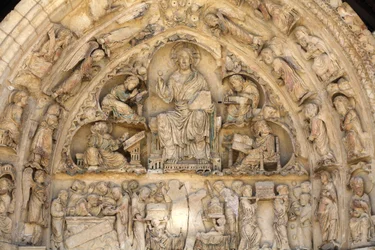 Abdijbasiliek van Fleury noordpoort timpaan: Christus in glorie omringd door evangelisten, Saint Benoit sur Loire, Frankrijk