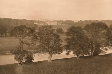 Floors Castle, vanaf de zuidelijke oever van de Tweed, 1902
