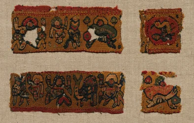 Vier fragmenten van de Gammadionrand van een tuniek, 400-600