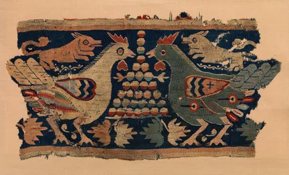 Fragment van een wandkleed met tegenover elkaar staande hanen en rennende honden, Koptisch, 4e-6e eeuw.