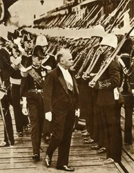 Franse president Raymond Poincaré met Edward, Prins van Wales, in Portsmouth, juni 1913, 1935