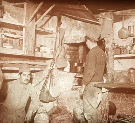 Franse soldaten in de keuken van gevangen Duitse officieren, c1914-c1918