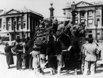 Franse straatverkopers die souvenirs aanbieden aan een vrachtwagen vol Duitse soldaten, Parijs, 27 juli 1940